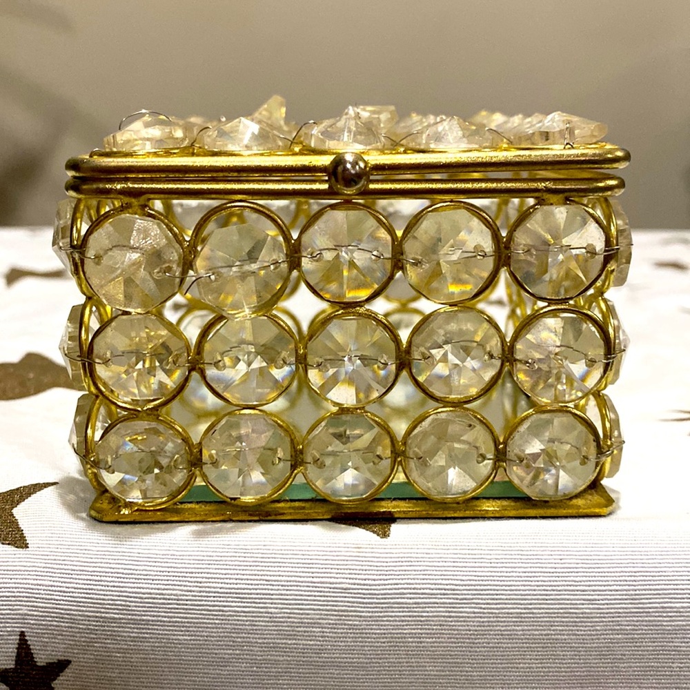 Vintage Jeweled & mirrored keepsake box shines bright like a diamond 😉